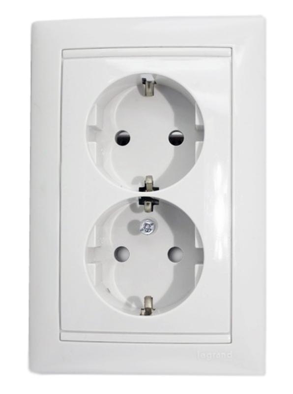 Valena Белый Розетка 2-ая с/з с защитными шторками литая — миниатюра 2