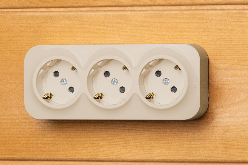 Quteo Слоновая кость Розетка 3-я с заземлением со шторками — миниатюра 3