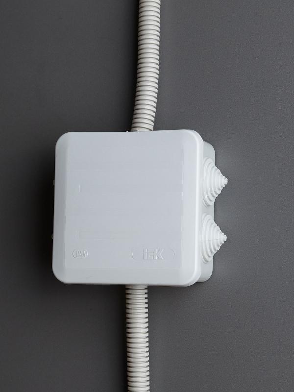 Коробка распределительная КМ41255 для о/п 100х100х50мм IP44 (RAL7035 6 гермовводов защелкивающаяся крышка) | UKOZ11-100-100-050-K41-44 | IEK — миниатюра 3