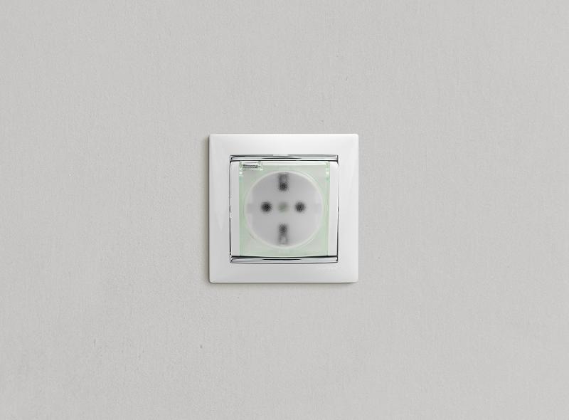 Valena Белый Розетка 1-ая с/з с крышкой и защитными шторками IP44 (к простой рамке) — миниатюра 22