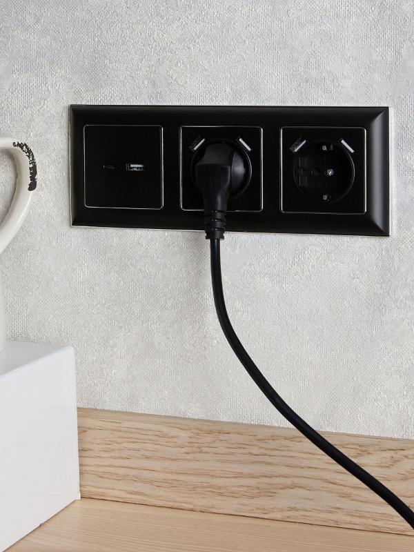 BRITE Розетка с заземлением со шторками 16А с USB A+A 3,1А РЮш10-2-БрЧ черный | BR-R14-16-U21-D31-K02 | IEK — миниатюра 7