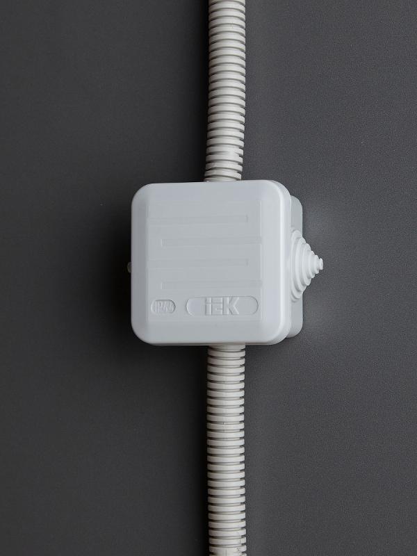 Коробка распределительная КМ41236 для о/п 70х70х44 мм IP44 (RAL7035, 4 гермоввода, защелкивающаяся крышка) | UKOZ11-070-070-040-K41-44 | IEK — миниатюра 2