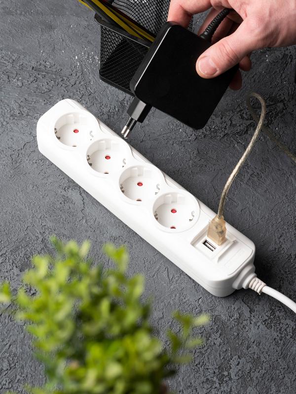 Удлинитель "Эксперт" 4 гнезда 3 метра 16А/3,5кВт с 2 USB 2,1А ПВС 3х1 | UBA16-2USB-4-03i | EKF — миниатюра 8