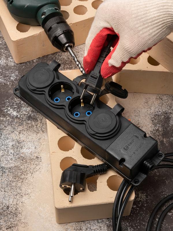 Роз. четырехмест. с защит. крышками каучуковая 230В 2P+PE 16A IP44 EKF PRO |  RPS-020-16-230-44-r |  EKF — миниатюра 4