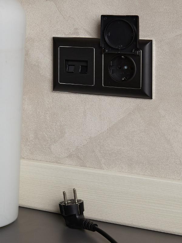 BRITE Розетка с заземлением со шторками с крышкой 16А IP20 РСбш10-3-БрЧ черный  | BR-R16-16-K02 | IEK — миниатюра 8