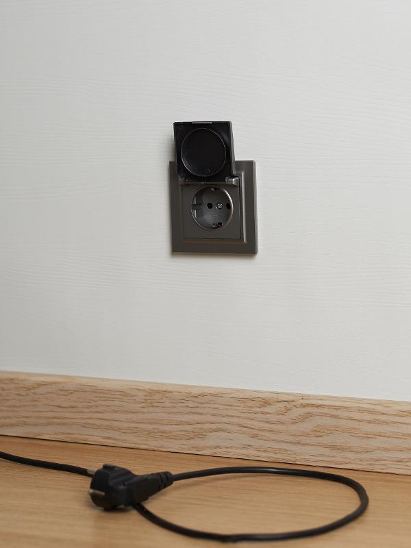 BRITE Розетка с заземлением со шторками с кр. 16А IP44 РСбш10-3-44-БрС сталь | BR-R16-16-44-K46 | IEK — миниатюра 4