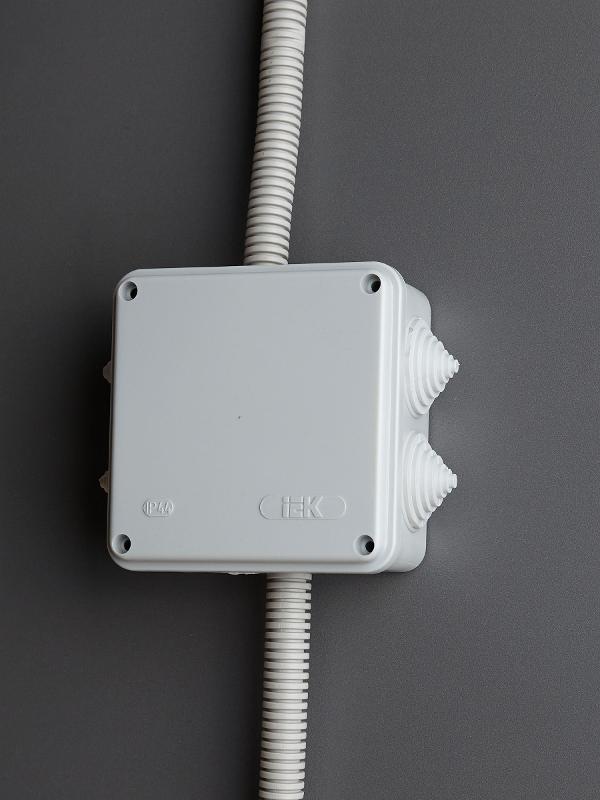 Коробка распределительная КМ41233 для о/п 100х100х50 мм IP44 (RAL7035, 6 гермовводов) | UKO11-100-100-050-K41-44 | IEK — миниатюра 6