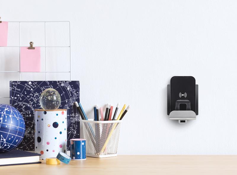 Беспроводное зарядное устройство Qi - Legrand Etika - 1000мА 5Вт с дополнительным разъёмом USB тип A 2400мА 12Вт - белый — миниатюра 5