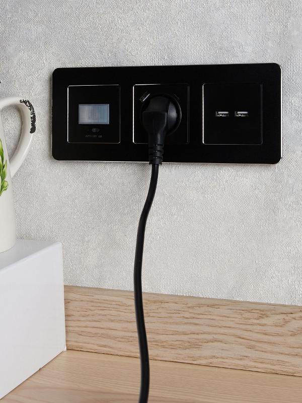 BRITE Розетка с заземлением со шторками 16А с USB A+C 18Вт РЮш11-1-БрЧ черный | BR-R14-16-U22-018-K02 | IEK — миниатюра 8