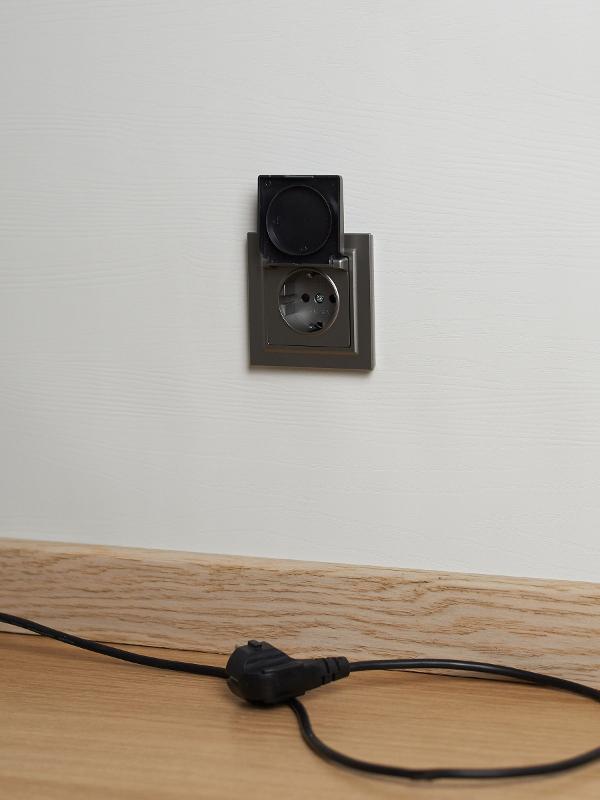 BRITE Розетка с заземлением со шторками с кр. 16А IP20 РСбш10-3-БрС сталь | BR-R16-16-K46 | IEK — миниатюра 4