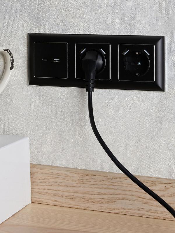 BRITE Розетка с заземлением со шторками 16А с USB A+A 2,1А РЮш10-1-БрЧ черный | BR-R14-16-U21-D21-K02 | IEK — миниатюра 8
