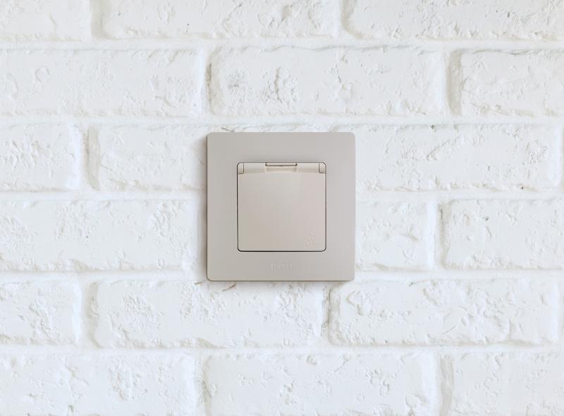 Etika Слоновая кость Розетка с заземлением IP 44 с крышкой и шторками, автозажимные клеммы,16А — миниатюра 6