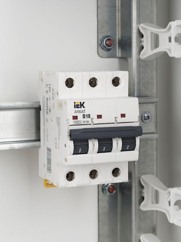 Выключатель автоматический трехполюсный M10N 3P D 16А 10кА ARMAT | AR-M10N-3-D016 | IEK — миниатюра 3